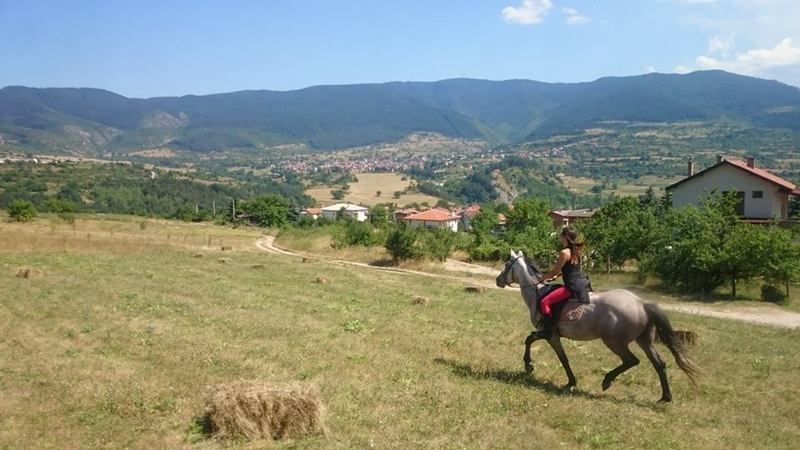 До различни местности в района на базата